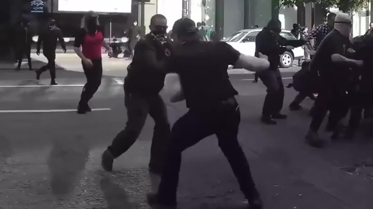Antifa attacks an American patriot and the Antifa loser gets knocked out cold.mp4