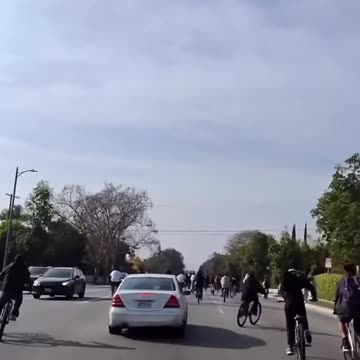 [USA] Mercedes drives through bicyclists in LA.