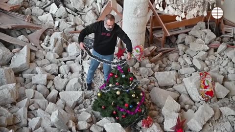 Libaneses colocan un árbol de Navidad en una iglesia al sur del país atacada por Israel