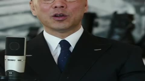 #中法关系：20210204文贵先生直播：法国（老流氓政治）戴着民主、自由眼镜，腰上别着自由女神像、沙都拉菲红酒，穿着爱马仕，打着蝴蝶结。