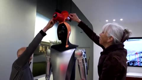Vandalizing Optimus robot in the UK Tesla showroom