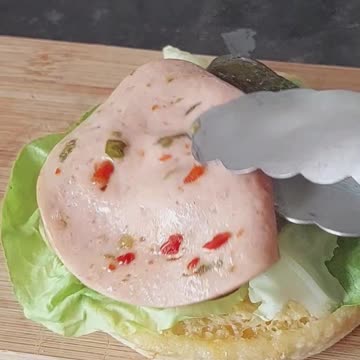 Quick & Easy Recipes: Stuffed Croissant with Sausage & Cheese + Burger with Schinken & Egg!