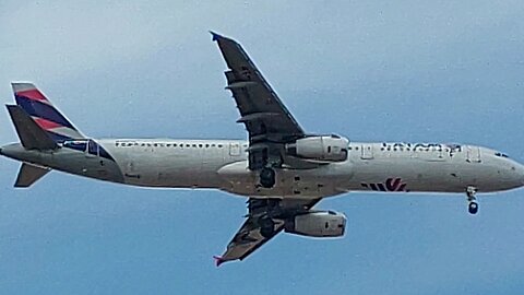 Airbus A320 PR-MBH coming from Teresina and Airbus A321 PT-MXG coming from Manaus to Fortaleza