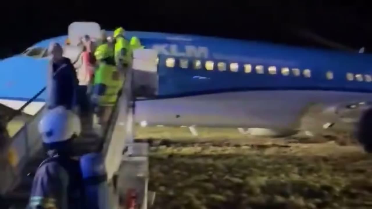 Passengers evacuate airplane in Norway after hydraulic failure and emergency landing