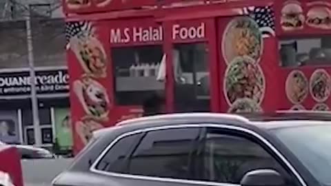 NYC Halal Food Cart Worker Catches Pigeon, Bags It, and Returns to His Cart with It