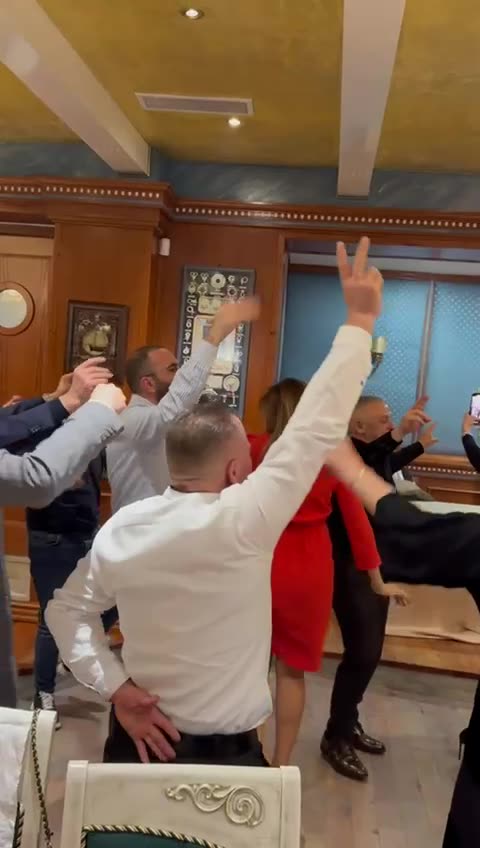 Darka e fundvitit mbledh sëbashku deputetët e PD