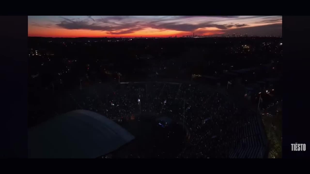 DJ i famshëm Tiësto luan “Gajdexhiu” të Zanfina Ismailit në një koncert madhështor në New York