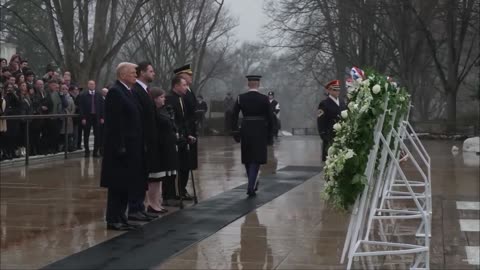 A wounded warrior & gold-star family members lay wreaths with PDJT 🦅