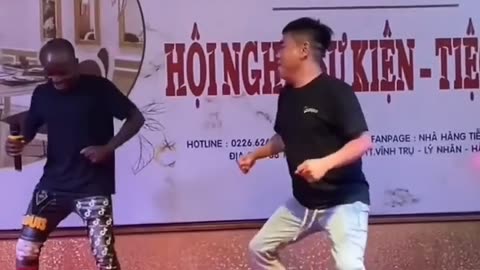 The African guy who came to Vietnam for the first time danced his heart out with the people