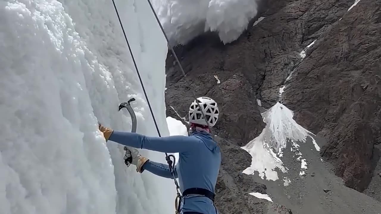 Climbers face sudden avalanche! 😳🫣 - 🎥 BVIRAL _ redddlong