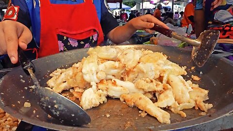 Fried SQUID EGGS! 🇹🇭 Street Food in Chatuchak Market (Bangkok)