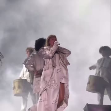 Taylor swift eras tour 38 seconds of the smallest man to ever live