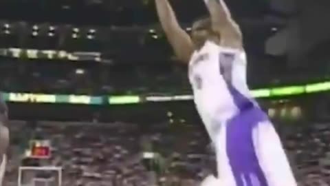 Vince Carter’s UNREAL Dunks from 1999-00! 🏀🚀 #VinceCarter #HalfManHalfAmazing #NBA