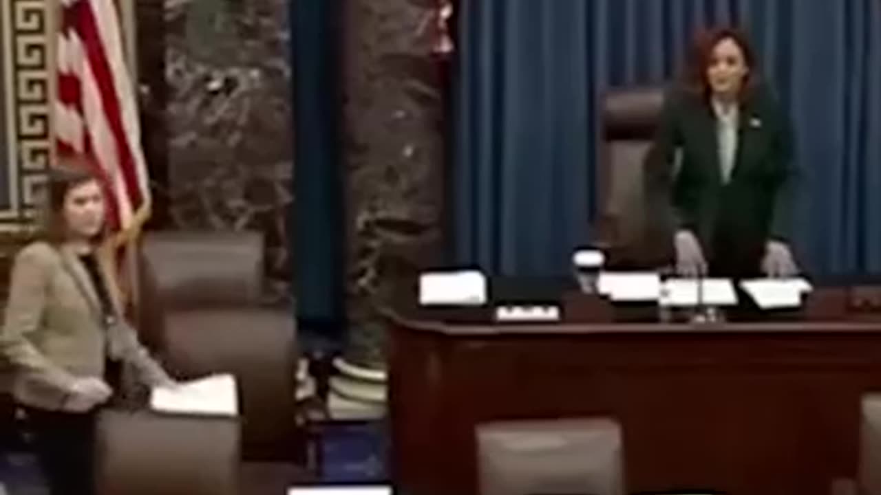 Kamala Harris flubs Pledge of Allegiance during Senate opening day