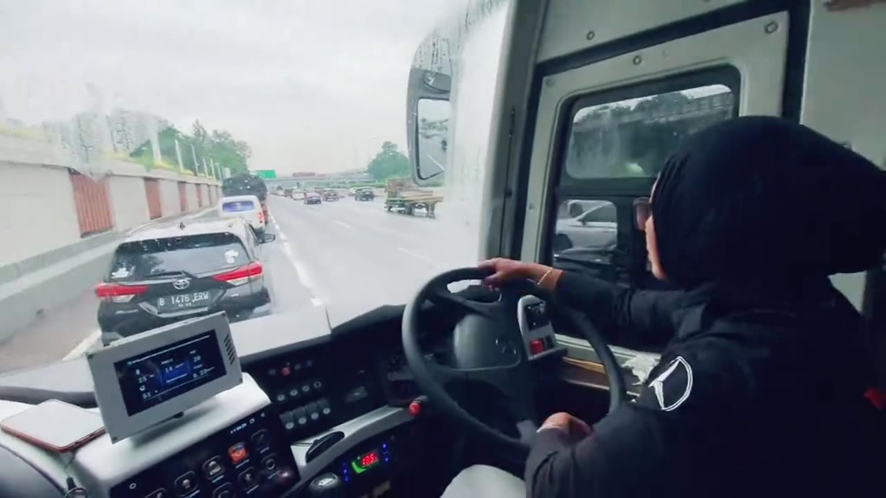 Very great female bus driver skills