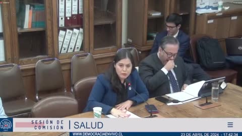 Sesión de cámara respecto a los daños adversos causado por las inoculaciones en Chile