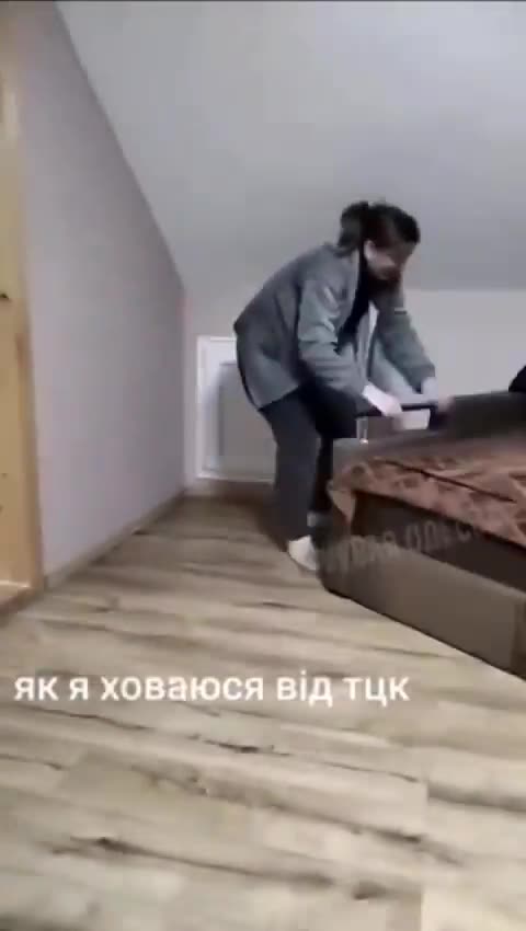 🇺🇦 Ukrainian man shows how he hides from military recruitment
