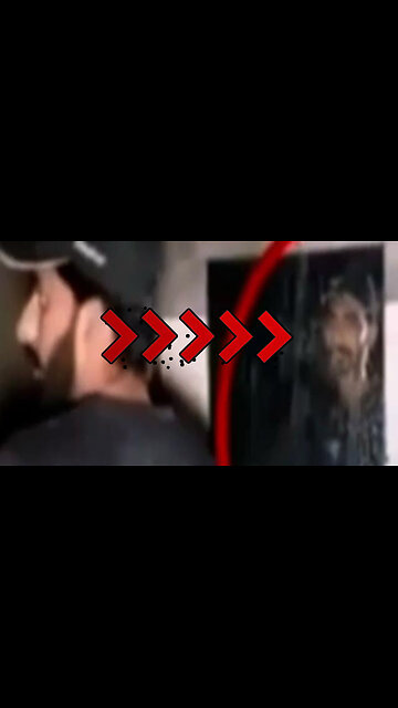 Als er ein Spukhaus besuchte und in einen Spiegel blickte, erlebte er das Unfassbare