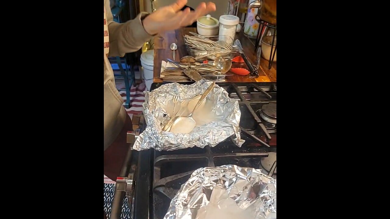 Crazy Science Experiment! Salt, Baking Soda & Foil Clean Silverware!
