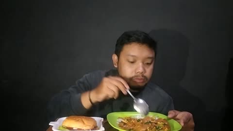 Nyobain burger lokal sama mie kwitiaw campur nasi.... auto kenyang... harga murah