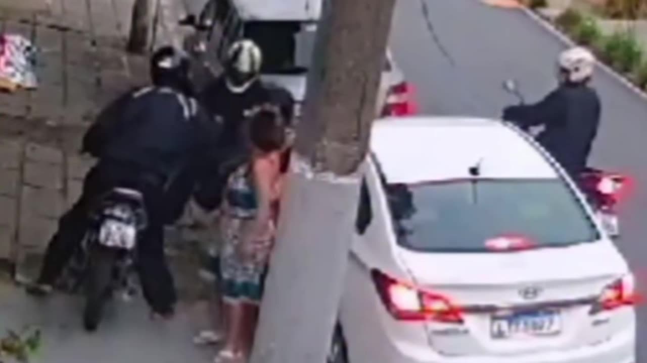 THIEVES IN BRASIL ROBBING WOMAN