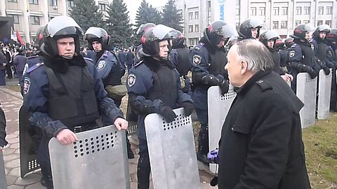 2014-03-03 - ⚠️ Ukraine crisis 2014: Odessa demos March 3rd - man argues with Ukraine police