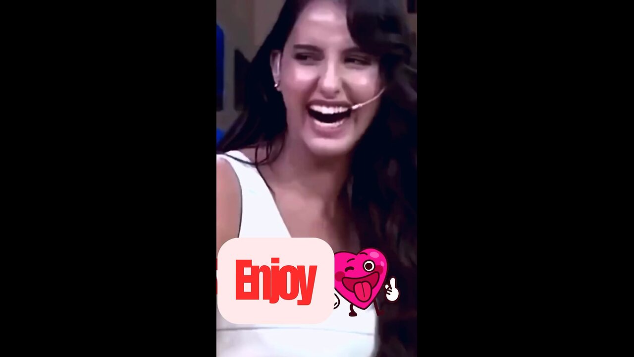 Nora fatehi explaining something with kapil sharma