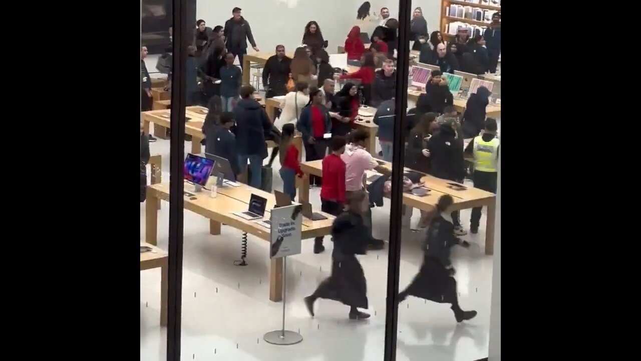 A Mob Of Low-Lifes Loot An Apple Store In Broad Daylight In London