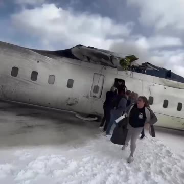 Passenger Shares First-Hand Experience of Exiting Plane After Crash at Toronto Pearson ✈️😳