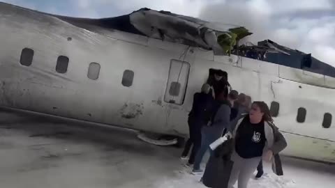 Passenger Shares First-Hand Experience of Exiting Plane After Crash at Toronto Pearson ✈️😳