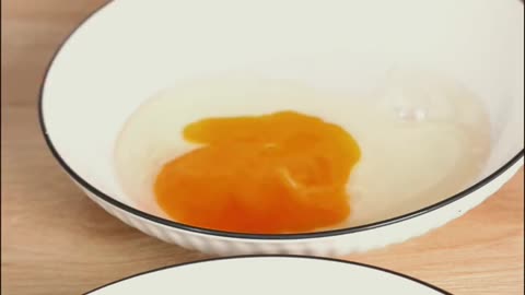 Separating egg yolk with garlic? Dose it work?😮😧