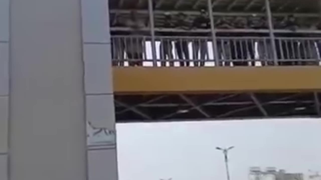Karachi dacoit climbed onto bridge after snatching mobile phone 😀😀😀