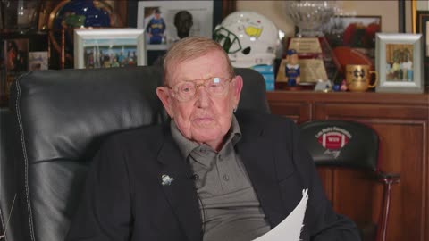 Coach Lou Holtz Predicts Super Bowl Winner! Chiefs or Eagles? #SuperBowlLIX #nfl