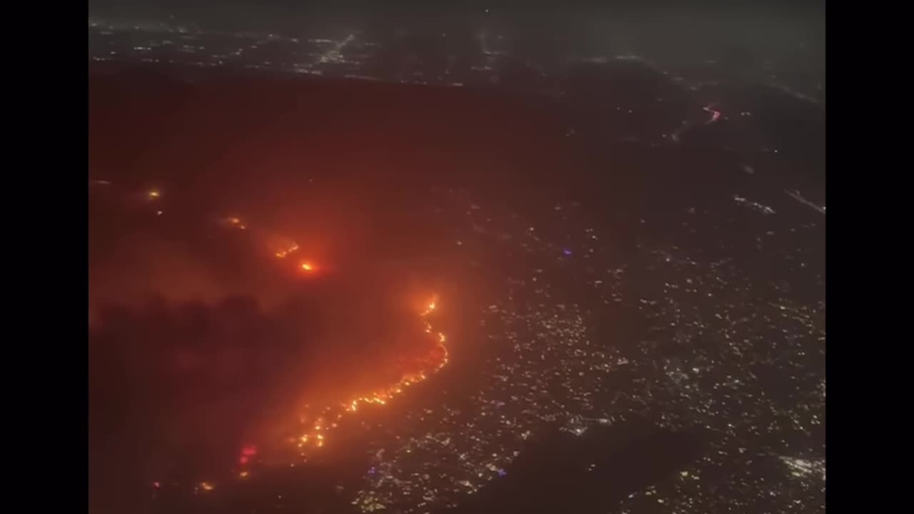 PLANE PASSENGERS SHOCKED BY WILDFIRES BURNING IN LA