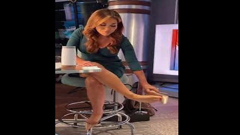 Robin Meade HLN – Sexy Legs (Part 1)