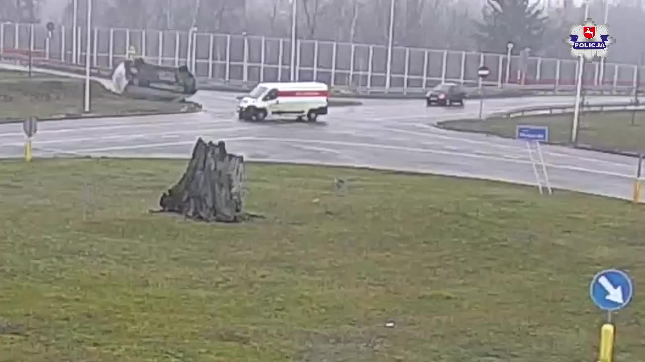 Textbook failure to give way. 2 people were taken to hospital. This is in Lublin.