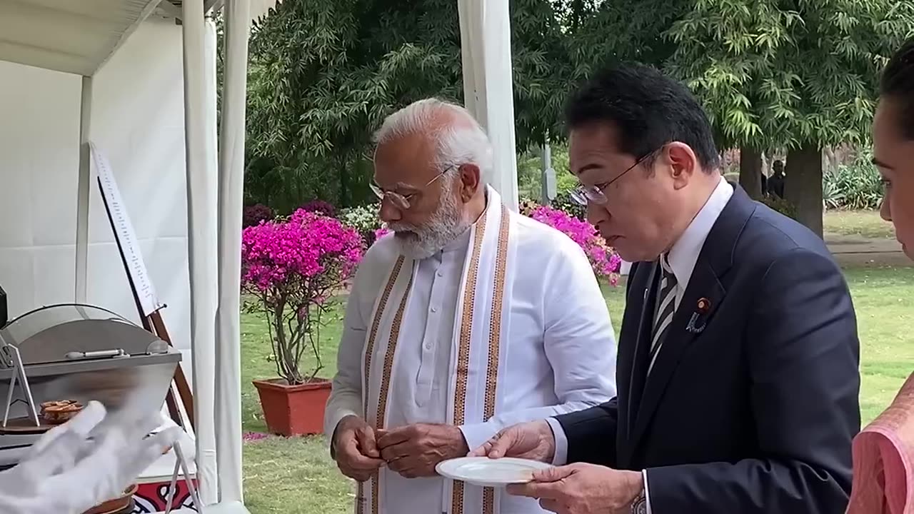 When PM Modi offer Golgappa to Japan PM Fumio Kishida...