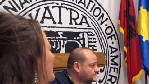 Parashqevia takohet me shqiptarët në Amerikë, ja marrin këngës