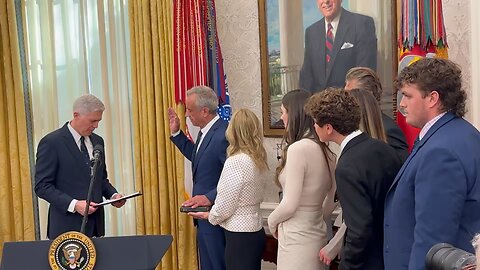 🚨MOMENTS AGO🚨 has officially been sworn-in as Secretary of @HHSGov, in the Oval Office…