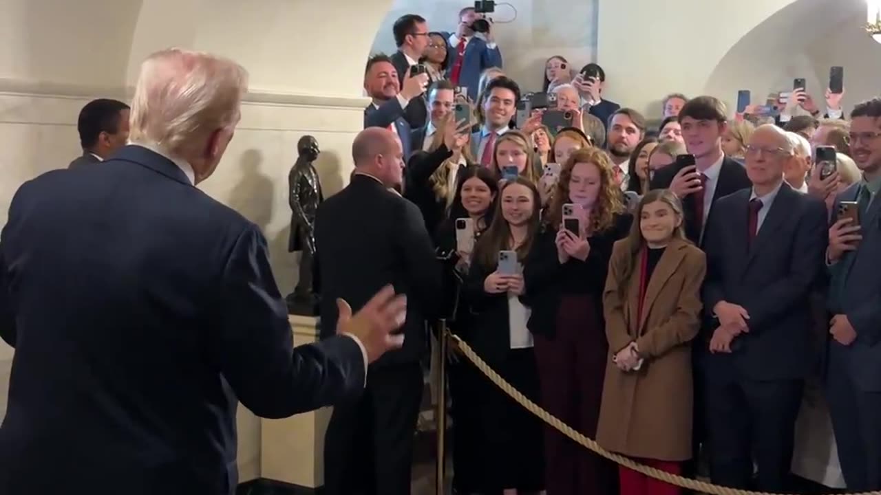 President Trump stuns America by showing up to the First White House tour in years