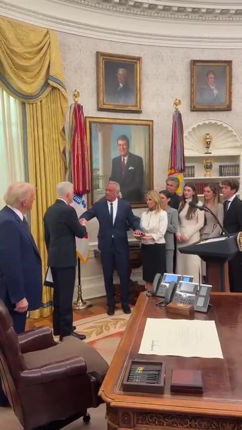 🚨Breaking: RFK Jr. Has been sworn in as HHS Secretary.👊🏻🇺🇸