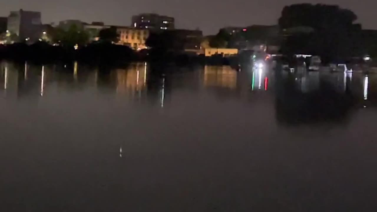 Nachtschein auf dem Wasser: Magische Reflexionen 🌃✨