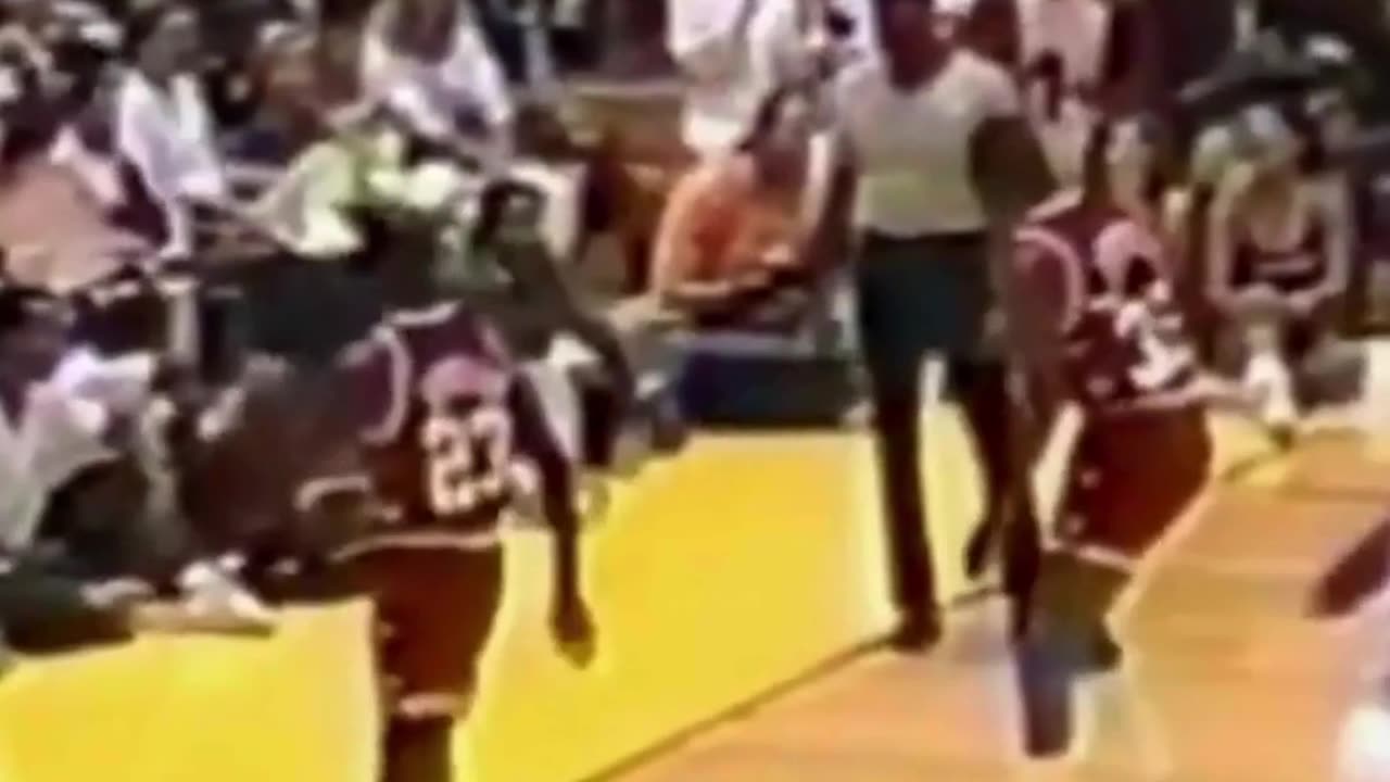 Isiah Thomas Bounce Pass Alley-Oop To Dominique Wilkins 🔥🏀 #IsiahThomas #AlleyOop #BouncePass