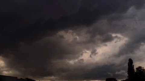 **Spektakuläres Mai-Gewitter: Zeitraffer über der Skyline ⛈️🌆**