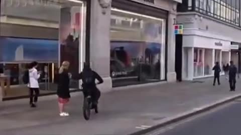 London phone snatcher caught on camera