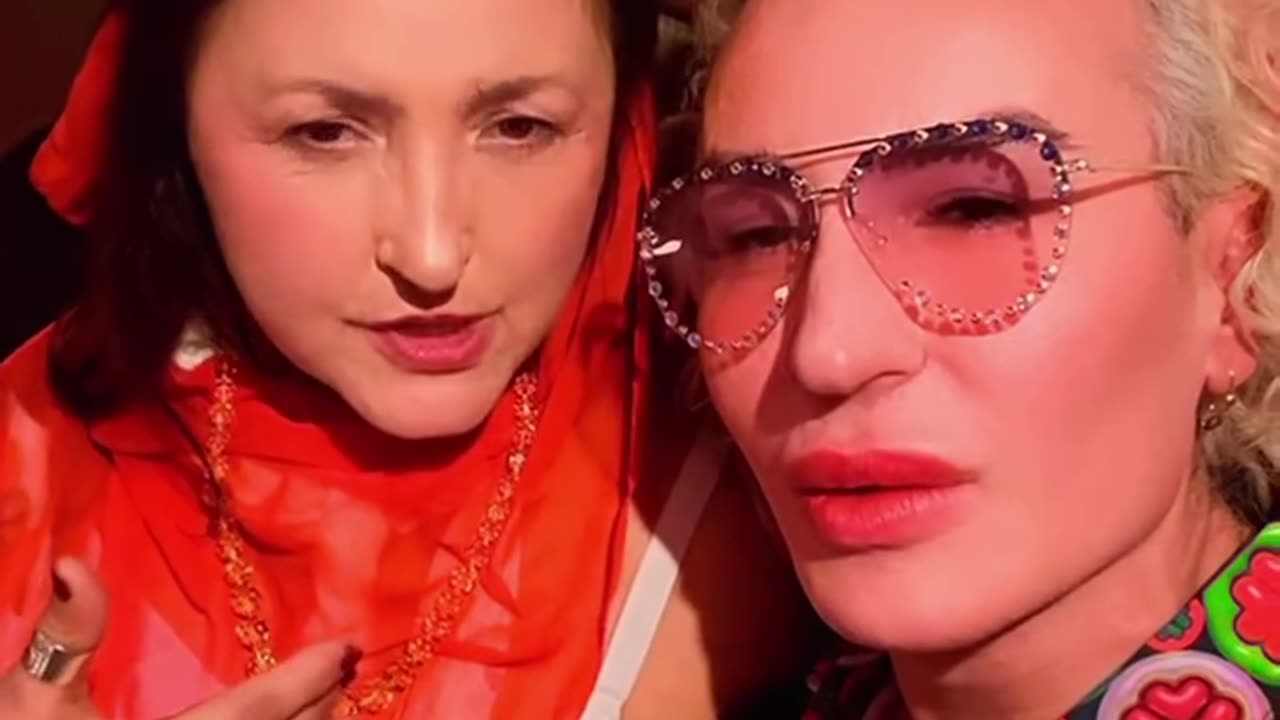 Shqiptarët bëhen lëmsh, kush është djali misterioz që takoi Parashqevinë më 1 janar?!