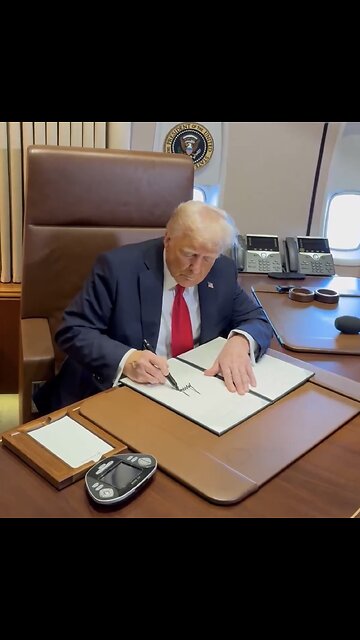 TRUMP❤️🇺🇸🥇🪽SIGNS PROCLAMATION DECLARING🤍🇺🇸🏅🪽GULF OF AMERICA DAY ON AIR FORCE ONE💙🇺🇸🏅🪽✈️🌎⭐️