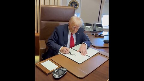 TRUMP❤️🇺🇸🥇🪽SIGNS PROCLAMATION DECLARING🤍🇺🇸🏅🪽GULF OF AMERICA DAY ON AIR FORCE ONE💙🇺🇸🏅🪽✈️🌎⭐️