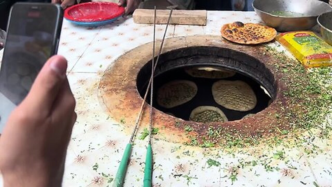 PEOPLE'S FAVOURITE SIRI PAYE AND CHOLAY DHABA _ ASHIQ BONG PAYE _ BEST VIRAL STREET FOOD TOUR LAHORE