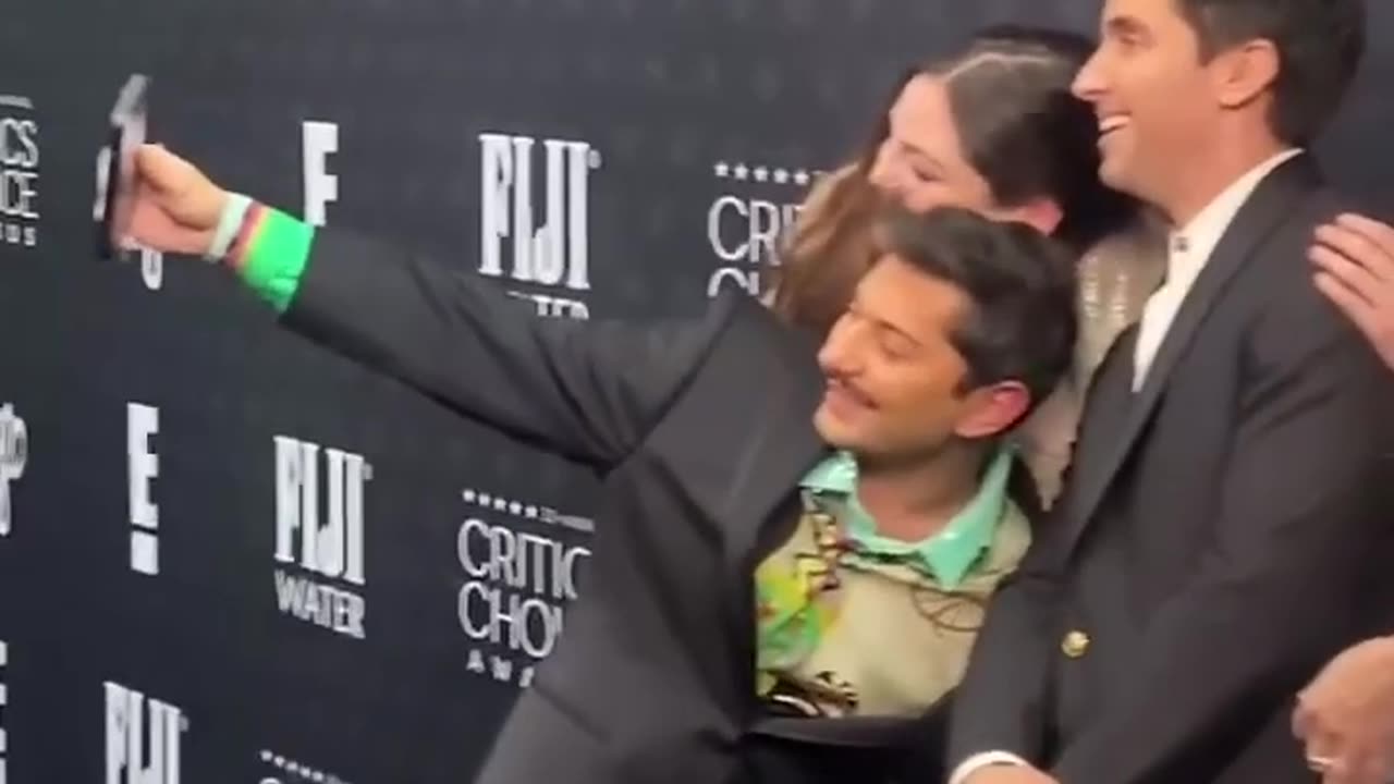 The cast of Hacks FaceTimes Jean Smart after their _CriticsChoice win. 🤳 _AwardsSeason